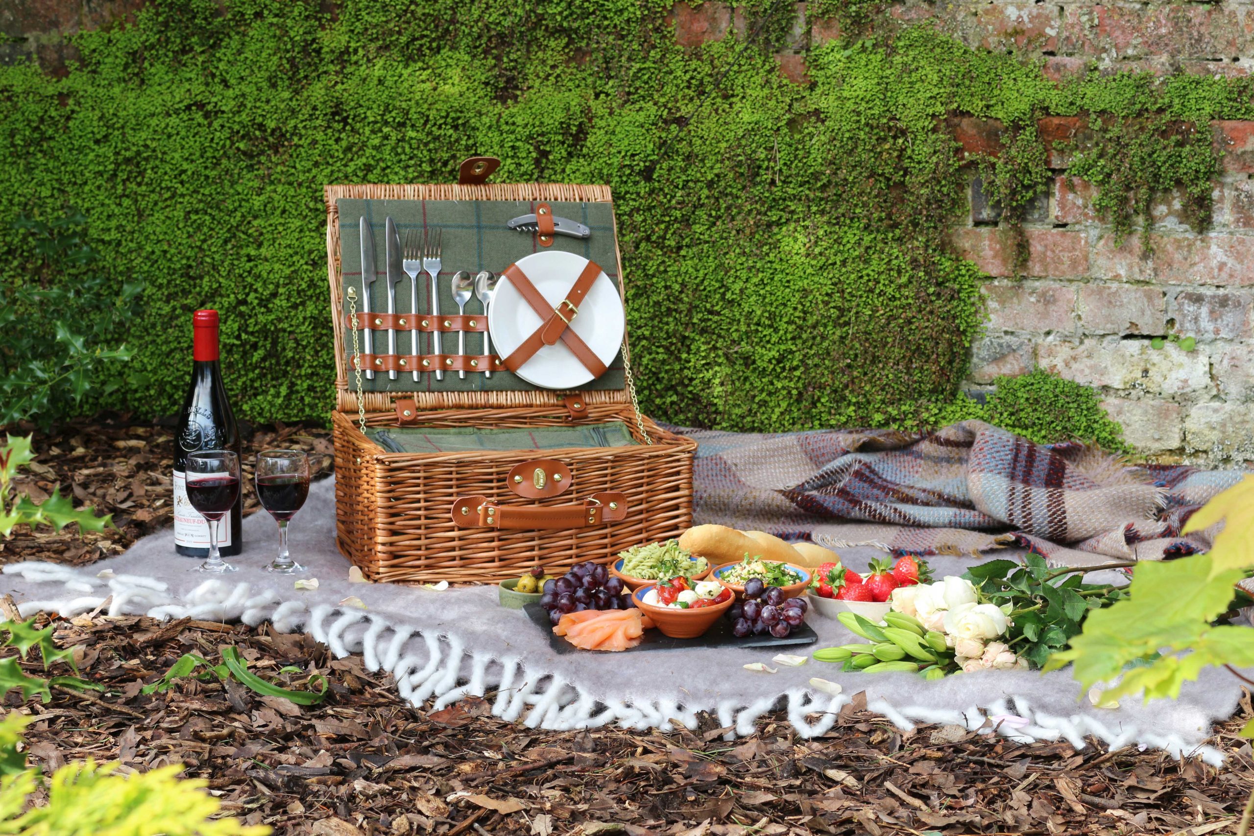 What to Include in the Ultimate Picnic Set for Summer